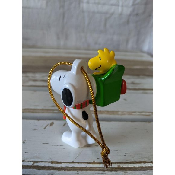 United feature Snoopy Woodstock present green orna - Picture 3 of 6